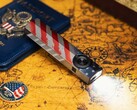 De Olight ArkPro Stars &amp; Stripes Edition-zaklamp is voorzien van een breedstralende lamp met een lichtopbrengst van 1.500 lumen.