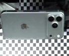 Een omvangrijk lek van de „ Apple ” biedt een eerste vermeende blik op de iPhone 18 Pro. Ook zijn er afbeeldingen van de binnenkant van het toestel uitgelekt.