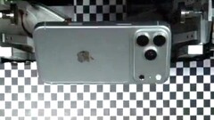 Een omvangrijk lek van de „ Apple ” biedt een eerste vermeende blik op de iPhone 18 Pro. Ook zijn er afbeeldingen van de binnenkant van het toestel uitgelekt.