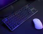Turtle Beach Vulcan II TKL gaming-toetsenbord naast de muis op een desktop