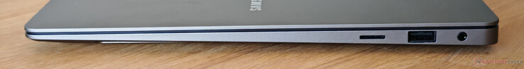 Rechts: microSD-kaartlezer, USB-A 3.2 Gen.1 (5 Gbit/s), 3,5 mm audio