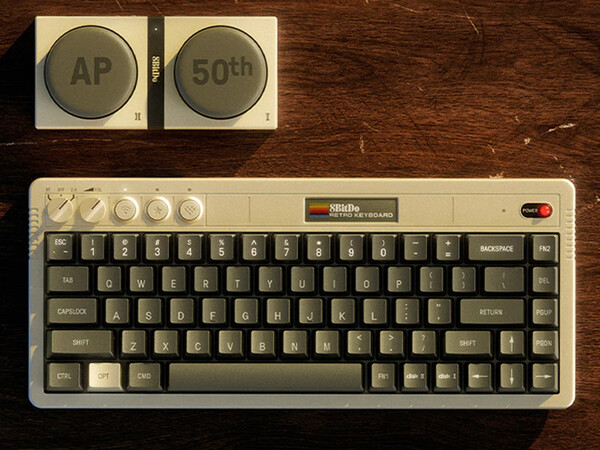 Het 8BitDo Retro 68 Keyboard AP50th Limited Edition wordt geleverd met twee draadloze superknoppen.