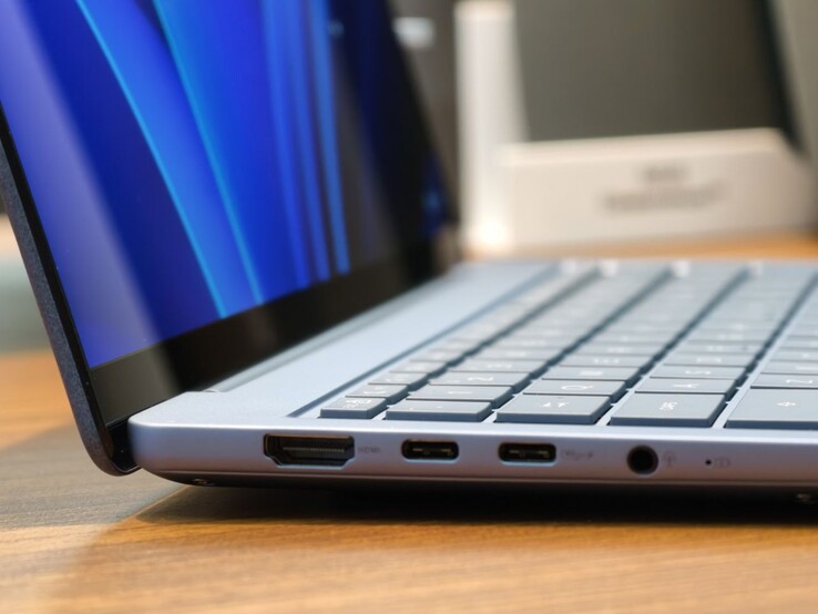 Een HDMI-poort, twee USB-C poorten en een koptelefoonaansluiting bevinden zich aan de linkerkant van de Zenbook 14, terwijl een USB-A poort zich aan de rechterkant bevindt.