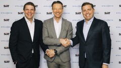 Sixt-Stellantis deal bezegeld: Alexander Sixt (Co-CEO Sixt), Uwe Hochgeschurtz (Stellantis Chief Operating Officer, Enlarged Europe), Konstantin Sixt (Co-CEO Sixt) - van links naar rechts.