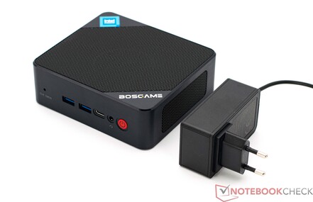 Bosgame Mini PC met zijn 30-watt voedingsadapter