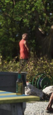 Een man lijkt zijn behoefte te doen tegen een boom (ingezoomde screenshot uit GTA 6).