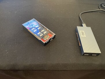 De SSD met twee Airjet Mini's. (Foto: Andreas Sebayang/Notebookcheck.com)