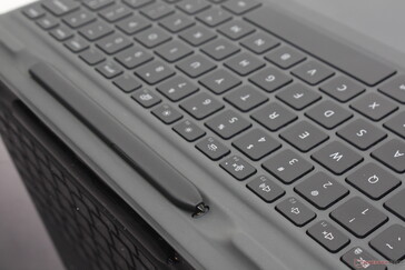 Actieve pen "garage" zit op het toetsenbord basis voor het opladen en dragen