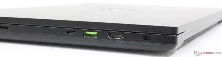 Rechts: SD-lezer, USB-C 3.2 Gen. 2 w/ Thunderbolt 4 + DisplayPort + Power Delivery), USB-A 3.2 Gen. 2, HDMI 2.1, Kensington-slot