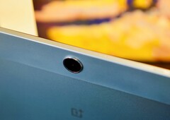 Waarom heeft de OnePlus Pad Lite bijvoorbeeld een vrij brede plastic strip op de metalen behuizing? (Afbeeldingsbron: Notebookcheck)
