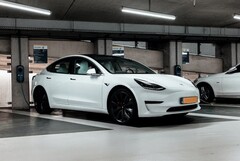 Chinese functionarissen vrezen dat Tesla EV&#039;s zoals de Model 3 op deze foto kunnen worden gebruikt voor buitenlandse spionage (Afbeelding: Jannis Lucas)