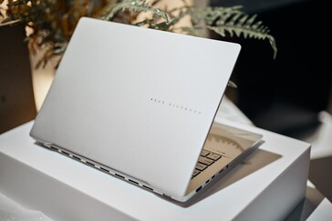 ASUS Vivobook S 16. (Bron: Alex Waetzel voor Notebookcheck)