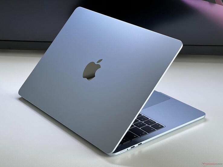 Apple 13-inch MacBook Air zittend op een bureau met geopende klep (Afbeelding bron: Notebookcheck)