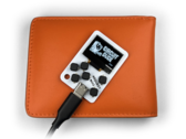 De Arduboy Mini past gemakkelijk in een portemonnee. (Beeldbron: Kevin Bates)