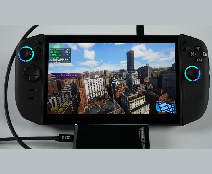 Lenovo Legion Go 2 handheld gaming-pc met Spider-Man 2, aangesloten via USB4 op een Adlink Pocket AI externe GPU voor batterijgevoede dual-GPU-tests. (Afbeeldingsbron: ETA PRIME via YouTube)