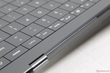 Minimalistisch ontwerp met verborgen ventilatieroosters langs de hele achterkant