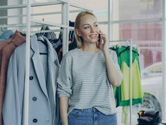 Decoratieve afbeelding. Een persoon in een kledingwinkel