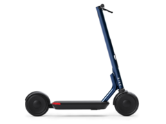 De Äike T e-scooter kan worden opgeladen via USB-C, wat volgens het bedrijf een primeur is voor lichtgewicht EV&#039;s. (Afbeelding bron: Äike)