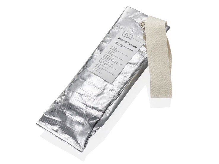 Het Casio G-Shock GMS2110BP-5A horloge wordt geleverd met een gratis mooie people bag (afgebeeld). (Afbeeldingsbron: Casio)