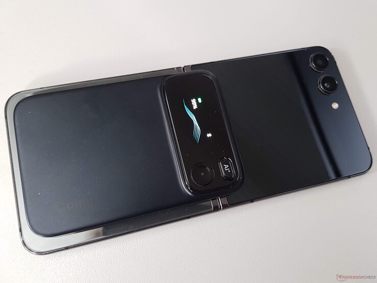 De Comu Action Pro kan met magneten aan de achterkant van een smartphone worden bevestigd, maar is aanzienlijk dikker dan bijvoorbeeld de Plaud Note Pro.