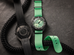 De nieuwe Doxa Sub 300 Carbon Seafoam Limited edition (afbeelding) wordt geleverd met twee bandopties uit de doos. (Afbeeldingsbron: Watches of Switzerland)