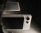 De A10 zal worden aangedreven door een Snapdragon-SoC uit het instapsegment. Afbeelding: een promotiefoto waarop het magnetische display aan de telefoon is bevestigd.