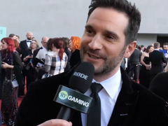 Een screengrab van Leon S. Kennedy acteur Nick Apostolides in gesprek met Radio Times Gaming