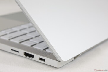 Het gladde, matte witte oppervlak maskeert de vingerafdrukken veel beter dan de zwarte Blade-laptops