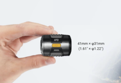 De AP01 luchtpomp is uitzonderlijk compact, maar vereist een powerbank.