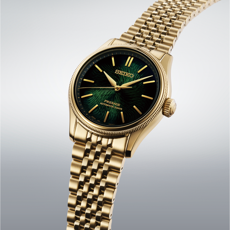 Close-up van het Seiko Presage Classic x Tradman’s Bonsai-horloge met een donkergroene wijzerplaat met reliëf, goudkleurige wijzers en indexen, en een goudkleurige armband.