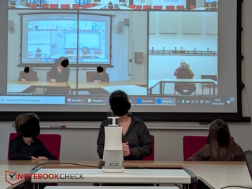 Zelfs vanaf de achterkant van de kamer detecteert de hub mij (rechts & boven op het projectiescherm)