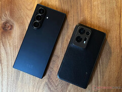 De Galaxy Z Fold7 naast de Oppo Find N2. (Afbeeldingsbron: Notebookcheck)