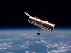 Een afbeelding van de Hubble ruimtetelescoop in een baan om de aarde (Afbeeldingsbron: ESA; bijgesneden)