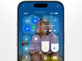 Het ontwerp van de Liquid Glass software heeft een grote invloed op de esthetiek van de iOS Control Central. (Afbeeldingsbron: Apple op YouTube)