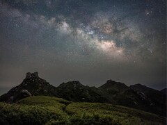 Afbeelding van bergen en ons sterrenstelsel, de Melkweg. (Afbeeldingsbron: Kanenori - Pixabay)