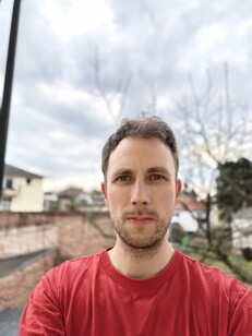 Een selfie met de hoofdcamera 