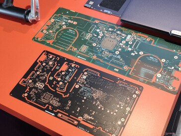 Het moederbord van de X1 Carbon Gen 13 (boven) vs. de X1 Carbon Gen 14 (onder) (bron: Benjamin Herzig)