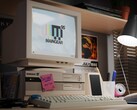 De Maingear Retro95 voorgebouwde gaming-pc op een desktop (Afbeelding bron: Maingear PR)