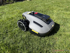 De Mammotion Yuka Mini is een van de beste draadloze robotmaaiers voor kleine tuinen. (Afbeelding bron: Marcus Schwarten / Notebookcheck)