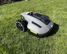 De Mammotion Yuka Mini is een van de beste draadloze robotmaaiers voor kleine tuinen. (Afbeelding bron: Marcus Schwarten / Notebookcheck)