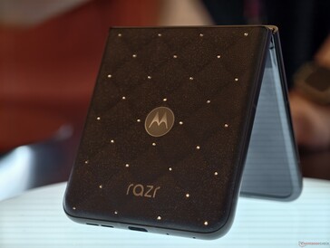 Motorola Razr 70 met Swarovski-kristallen op de achterzijde