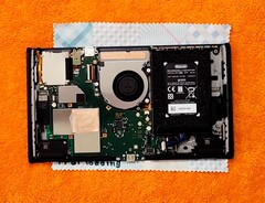 Het koelsysteem van de Nintendo Switch 2 bestaat uit een kleine ventilator en een koperen heatpipe (Afbeelding bron: ProModding, YouTube)