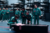 De dood is nog nooit zo onpersoonlijk geweest in Squid Game; in seizoen 3 wordt zelfs rouw ritueel-verpakt in roze en begraven onder stilte. (Afbeeldingsbron: Netflix)