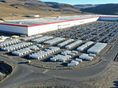 Fabriek in Nevada met Tesla Megapacks (afbeelding: Sawyer Meritt/X)