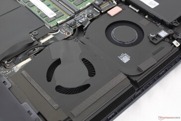 De interne ventilatoren zijn groter dan op de Alienware 16 Area-51