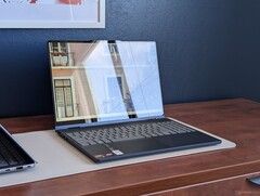 2026 IdeaPad 5 2-in-1 15 met zijn zeer glanzende en reflecterende touchscreen