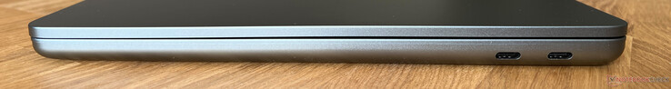 Rechts: 2x USB-C 3.2 Gen 2 (10 GBit/s, DisplayPort ALT Mode 1.4a, Power Delivery)