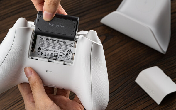 Het Ultimate Charging Dock voor Xbox-controllers wordt geleverd met een draadloos oplaadbare batterij.