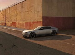 Jaguar Type 01 EV in de avondzon voor een hoge muur