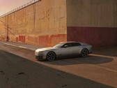 Jaguar Type 01 EV in de avondzon voor een hoge muur